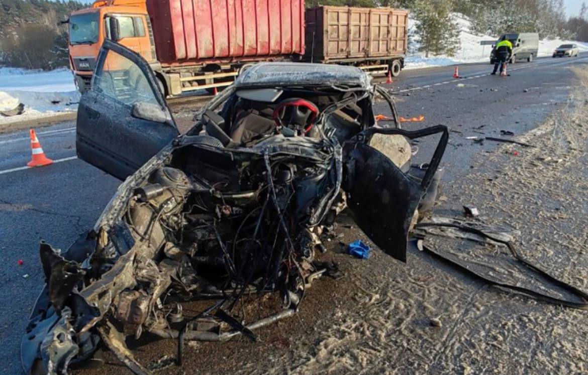 В Сморгонском районе столкнулись 3 автомобиля. Водитель одного из них погиб, второго — в тяжёлом состоянии