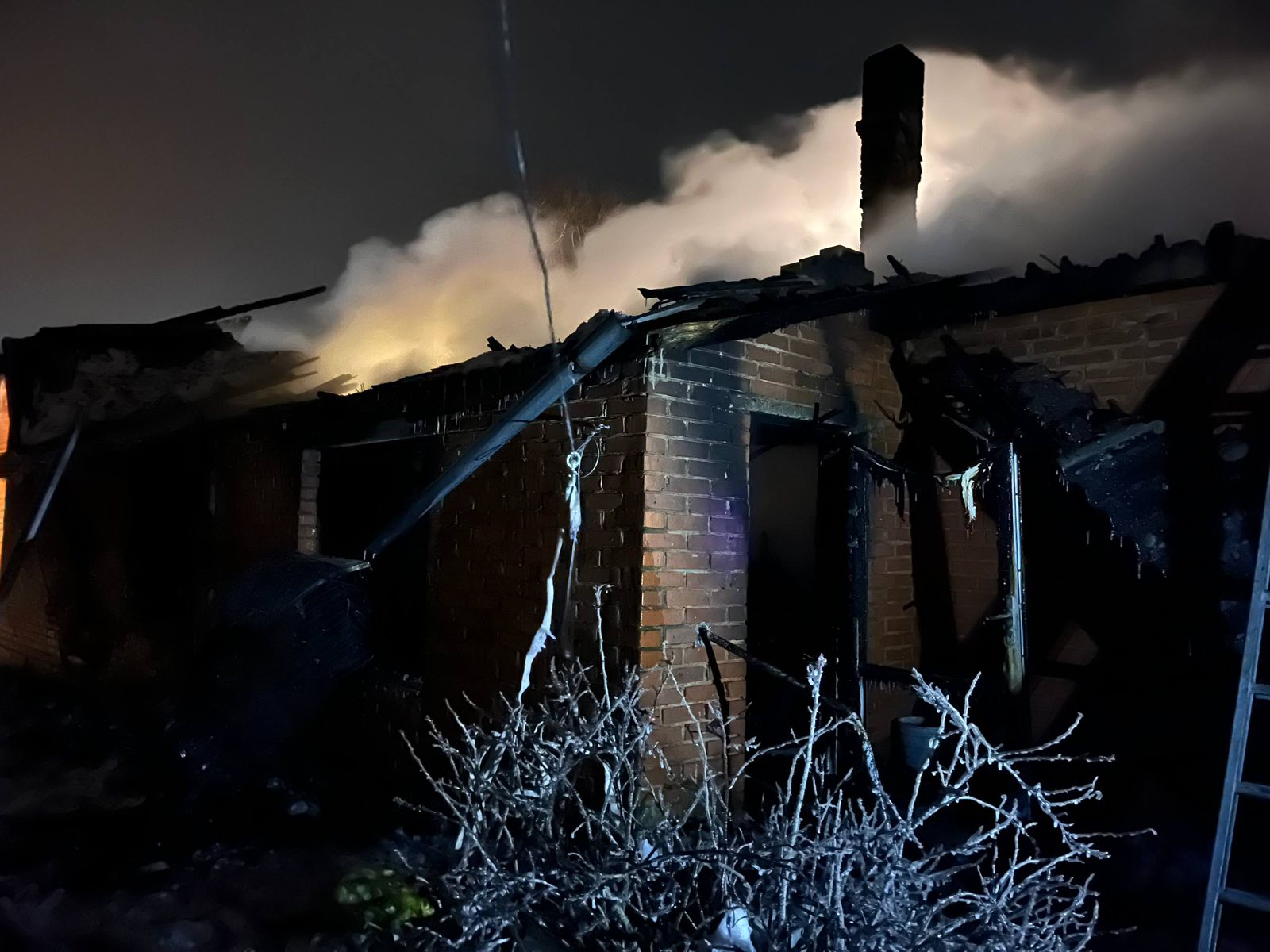 В Мядельском районе в больницу доставили пострадавших на пожаре хозяйку сгоревшего дома и её гостя