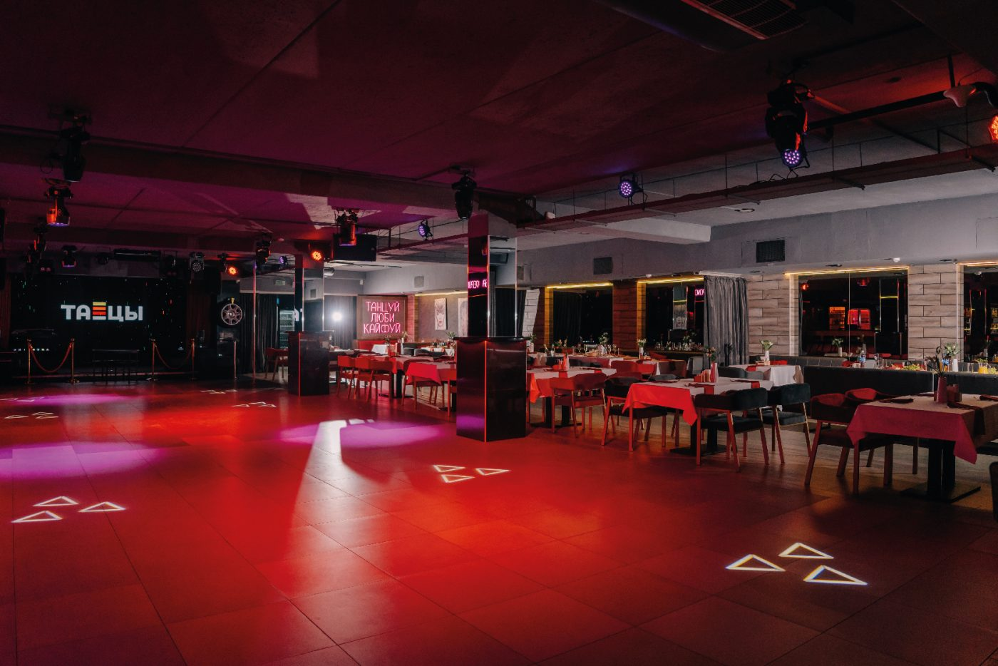 Мужчина толкнул в ресторане стул, на котором танцевала его 56-летняя знакомая. Теперь им занимается милиция