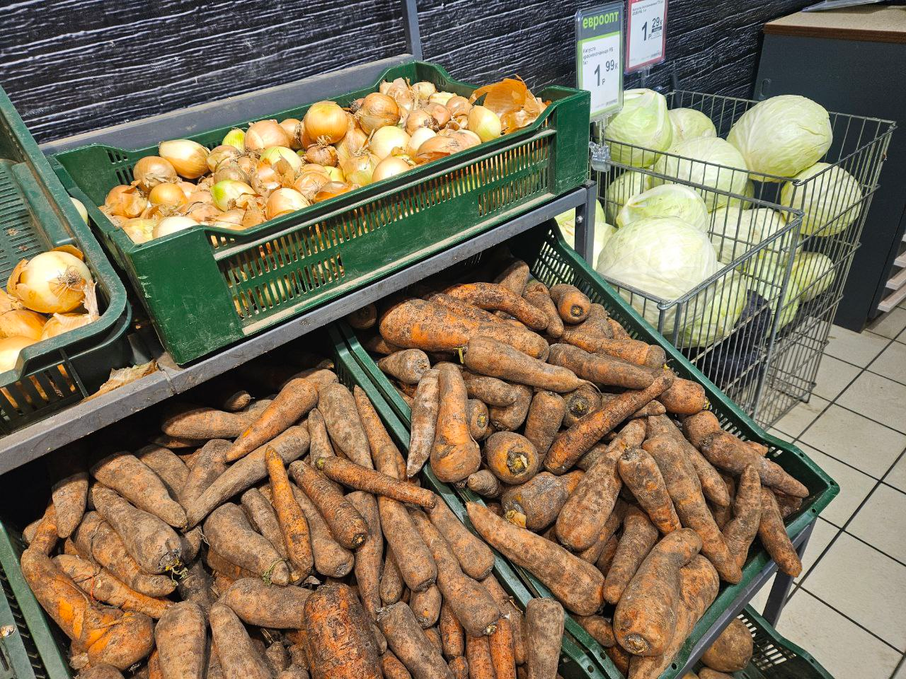 Посмотрели, есть ли в магазинах Молодечно картофель, репчатый лук, капуста и яблоки. Нашли свежие огурцы по 50 копеек