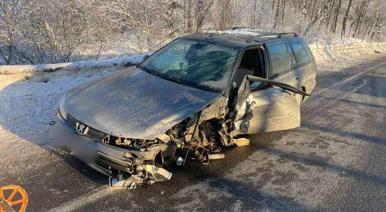 В Молодечненском районе водитель легковушки во время обгона столкнулся с встречным автомобилем