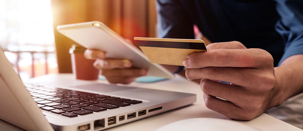 В Молодечно мужчина по указанию мошенников хотел «задекларировать» более 3800 рублей, но вовремя остановился