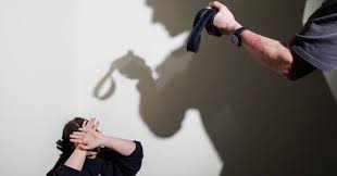 Отчим душил и бил 12-летнюю девочку. Её мама знала, но никуда не заявляла