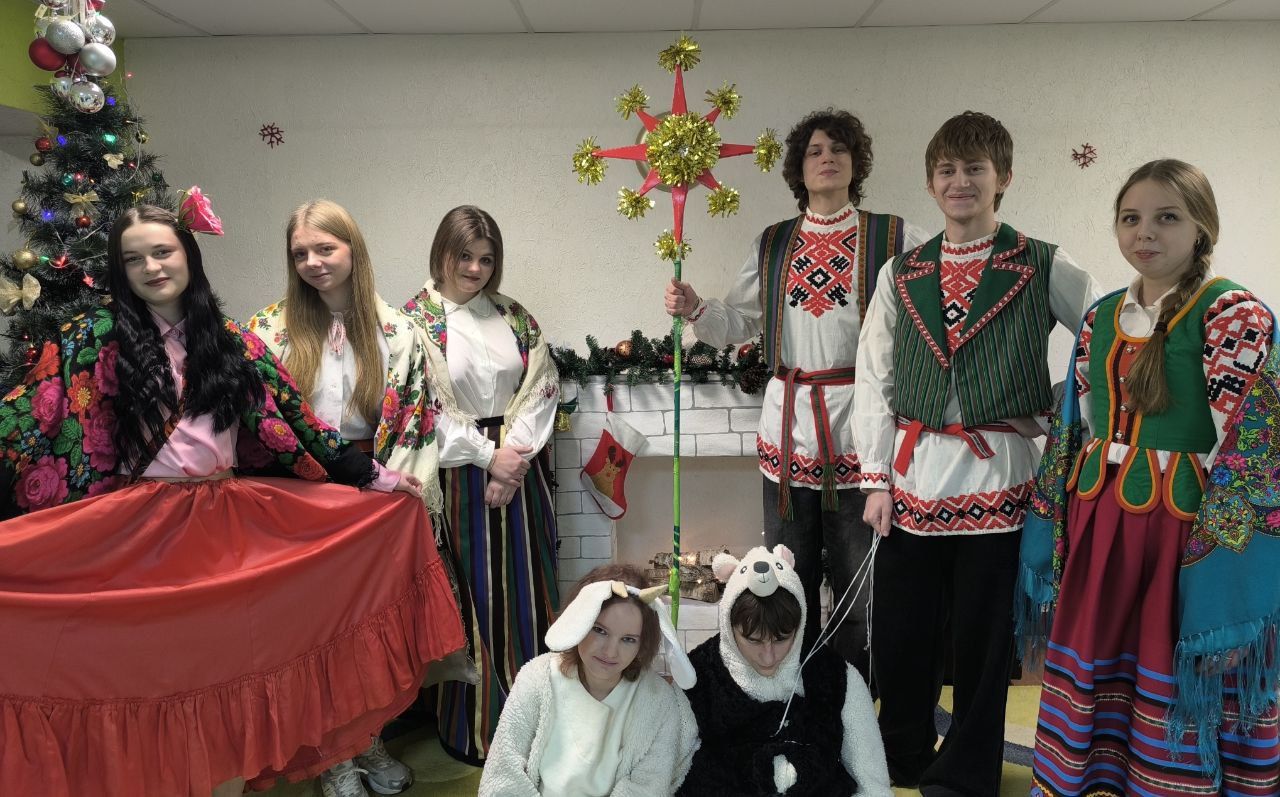 В Молодечно колядовать отправились будущие медработники