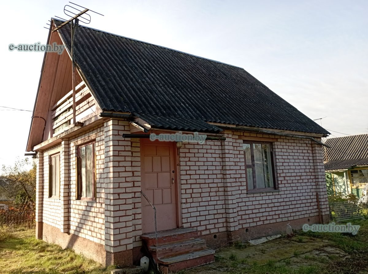 В Минском районе на аукцион за 63,5 тысячи рублей выставили дачу с гаражом и баней
