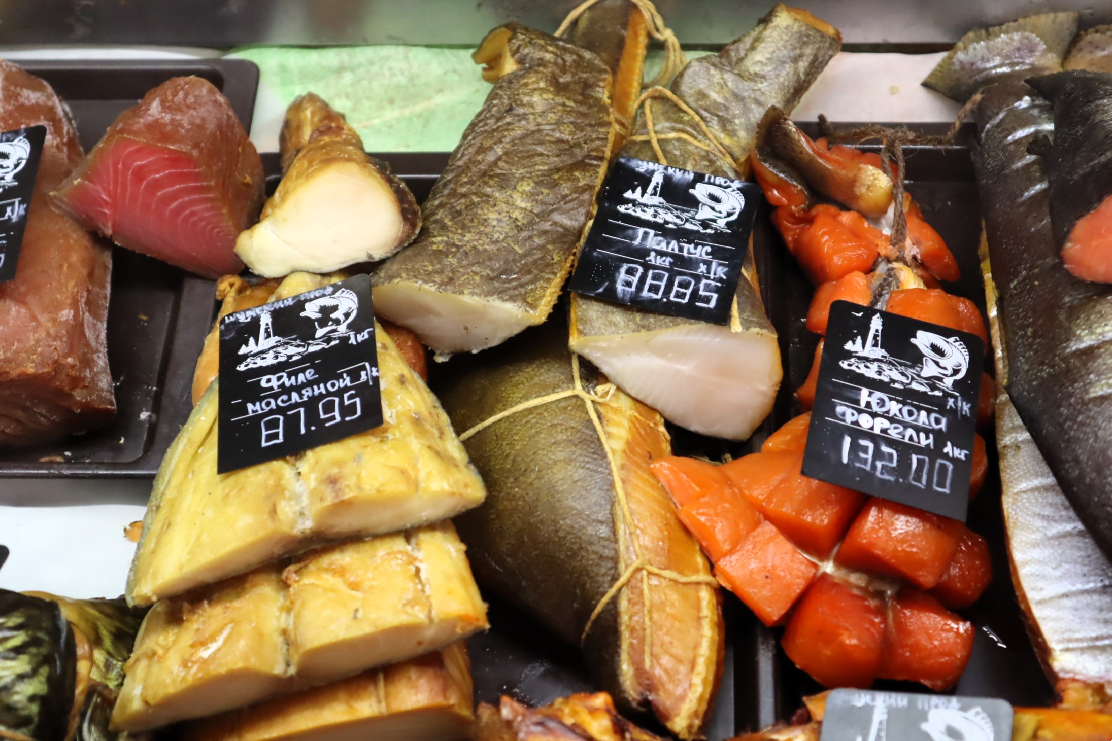 Сравнили цены на солёную и копчёную рыбу в магазинах Молодечно и в палатке с северных морей