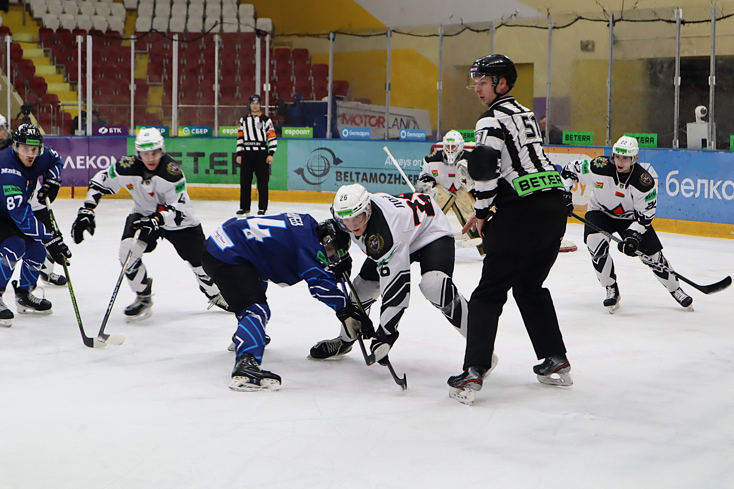 Вратарю «Авиатора» молодечненцы загрузили кошёлку из шести безответных шайб