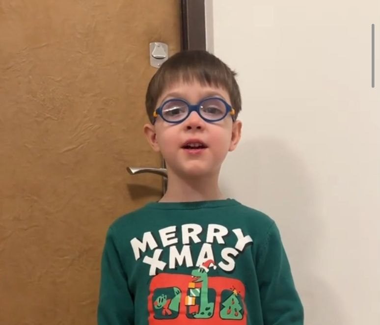 Маленький мальчик пошёл колядовать в своём подъезде, но ему никто не открыл. Как к этому отнеслись зрители ТикТока?