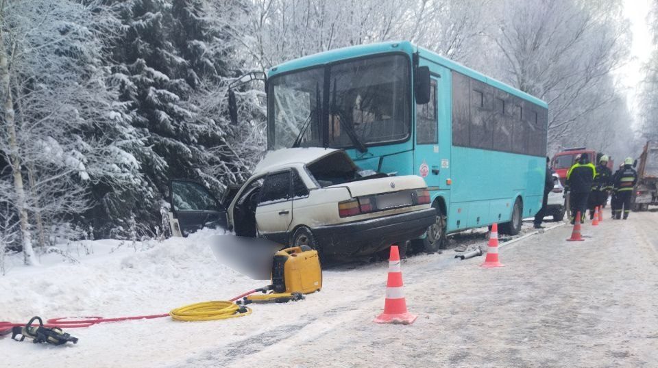 В Витебской области погибли водитель и пассажир легкового автомобиля, который столкнулся с автобусом