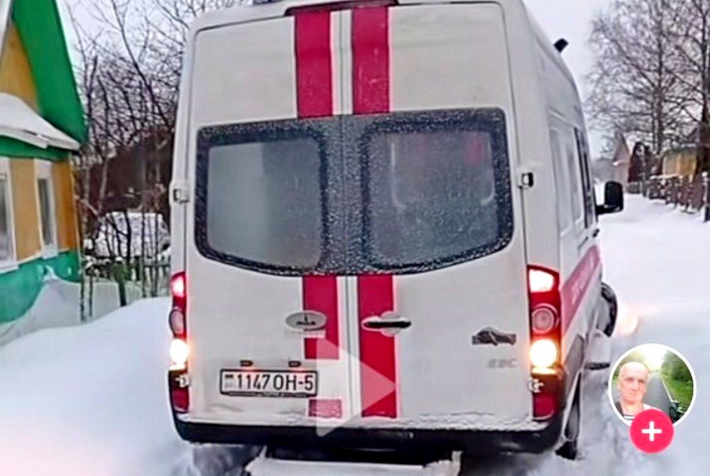 Скорая помощь застряла в снегу в Мядельском районе — ролик в TikTok вызвал спор в сети