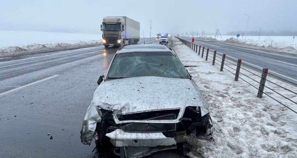 В Воложинском районе Audi A6 врезалась в ограждение — водитель получил травмы