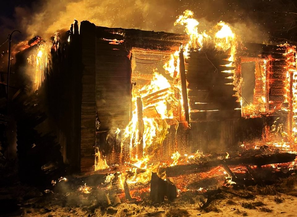 Пенсионер сегодня ночью спасался из своего горящего дома в Браславском районе