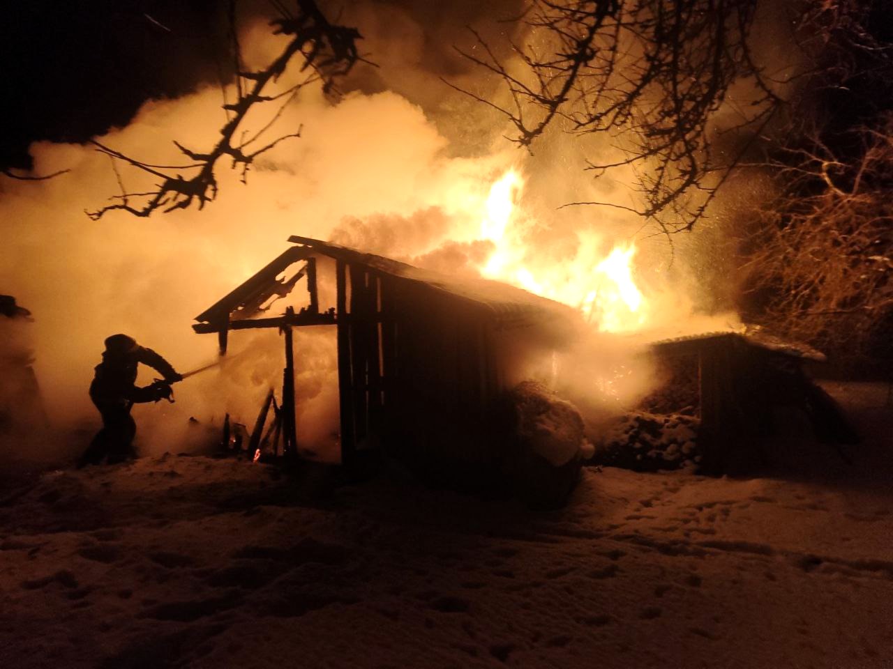 Три сарая сгорело в Поставском районе, четвёртый – повреждён огнём