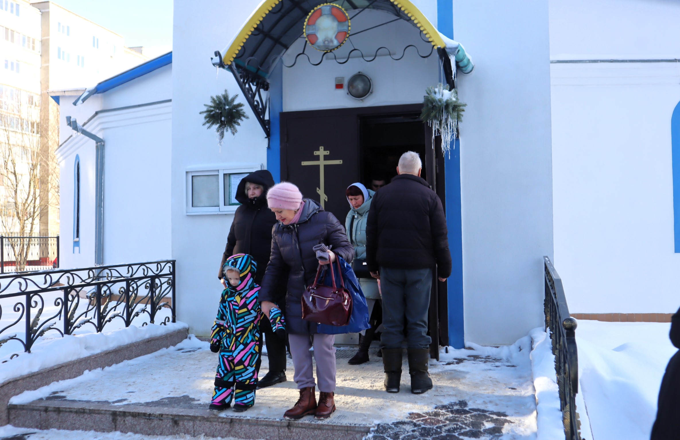 Глоточек натощак и когда на душе тяжело. Молодечненцы рассказали, как они используют святую воду