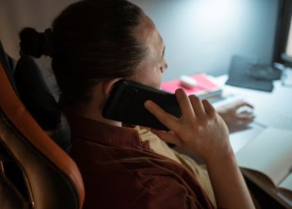 Жительница Молодечно три часа ждала курьера мошенников. Успела вмешаться милиция