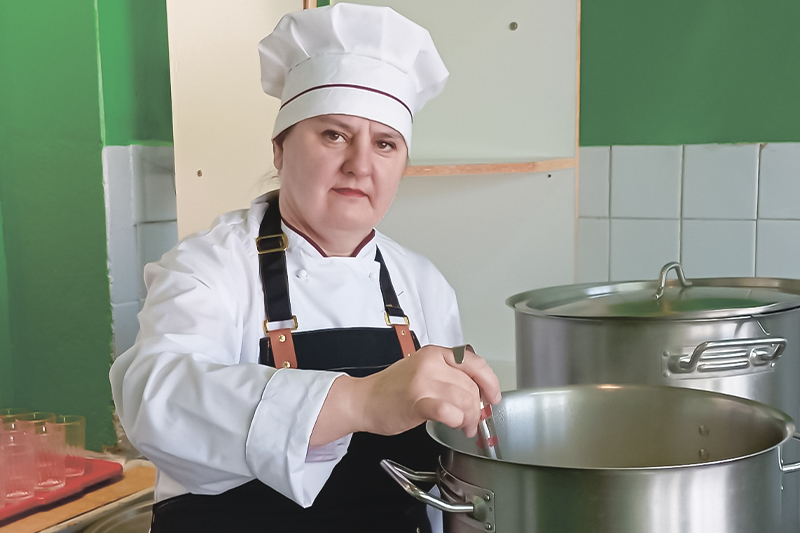 Секреты вкусных школьных блюд раскрыла повар из Браславского района Елена Тарун