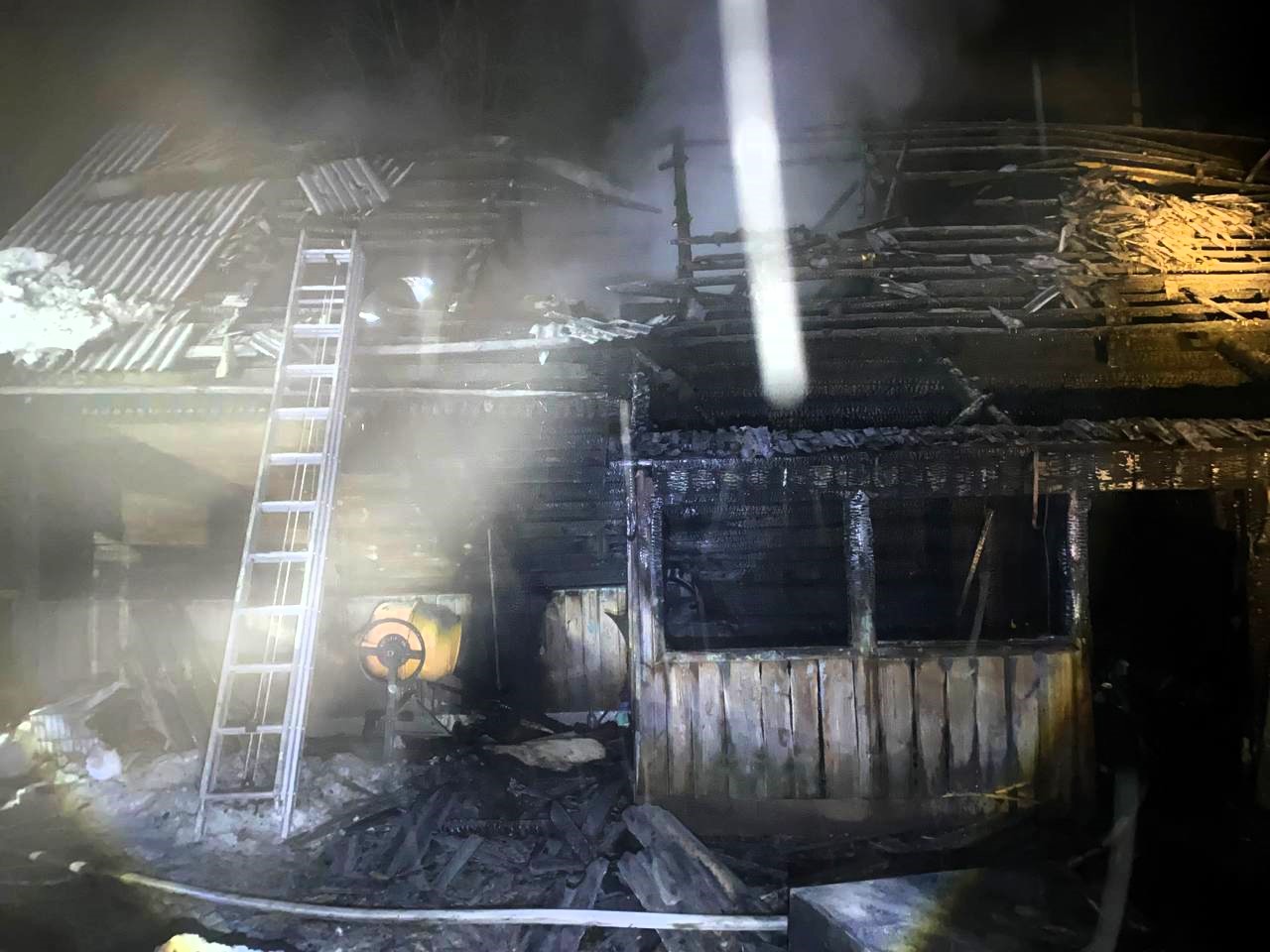 Мужчину в тяжёлом состоянии доставили в больницу после пожара в Логойском районе