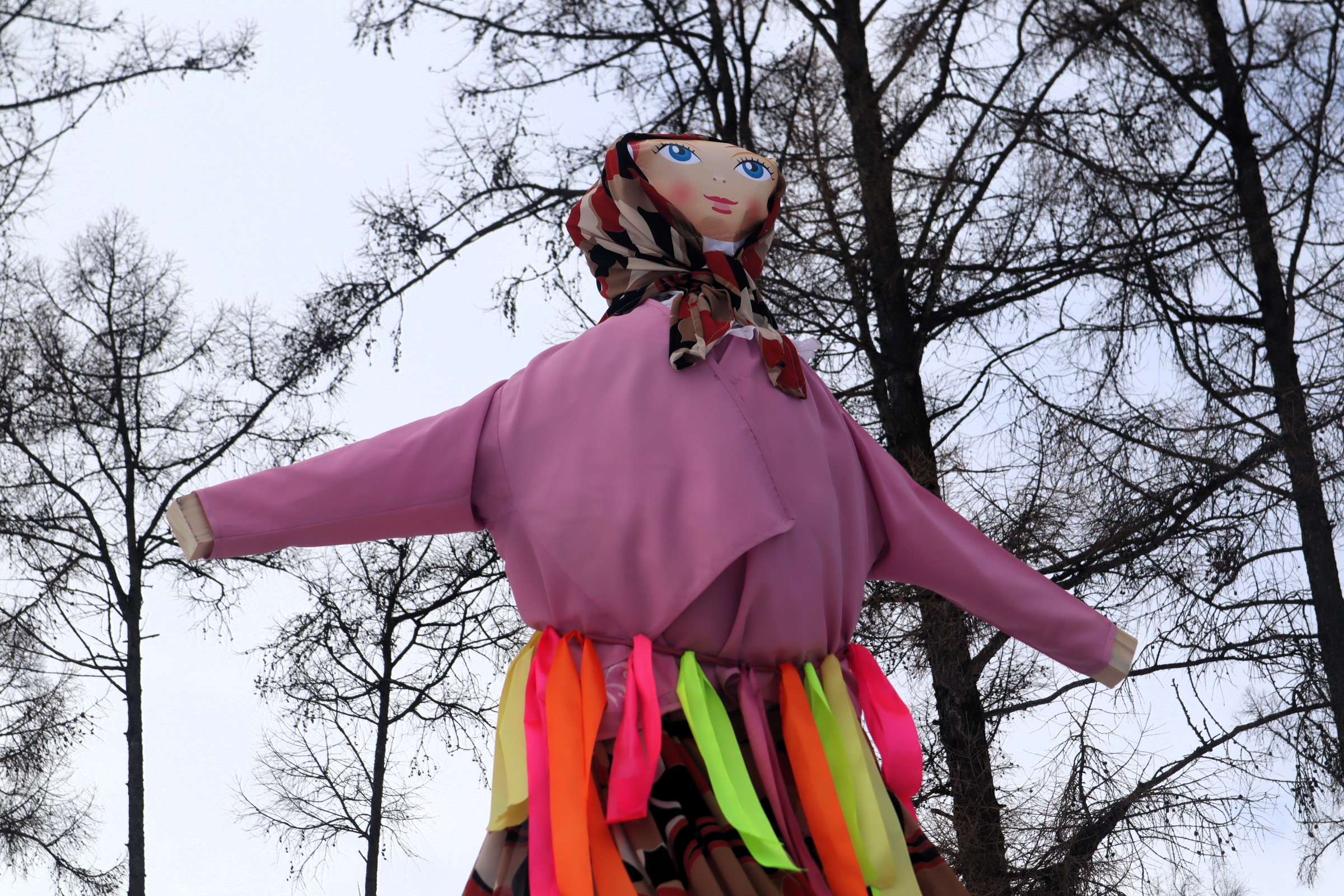 Детвора в Молодечно не позволила сжечь чучело Масленицы дотла