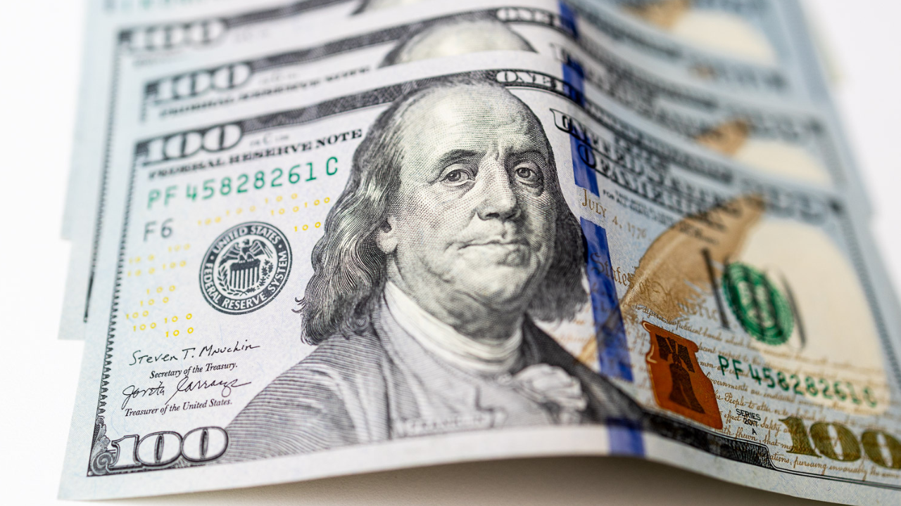 Курс доллара опускается к минимуму. Но есть нюанс