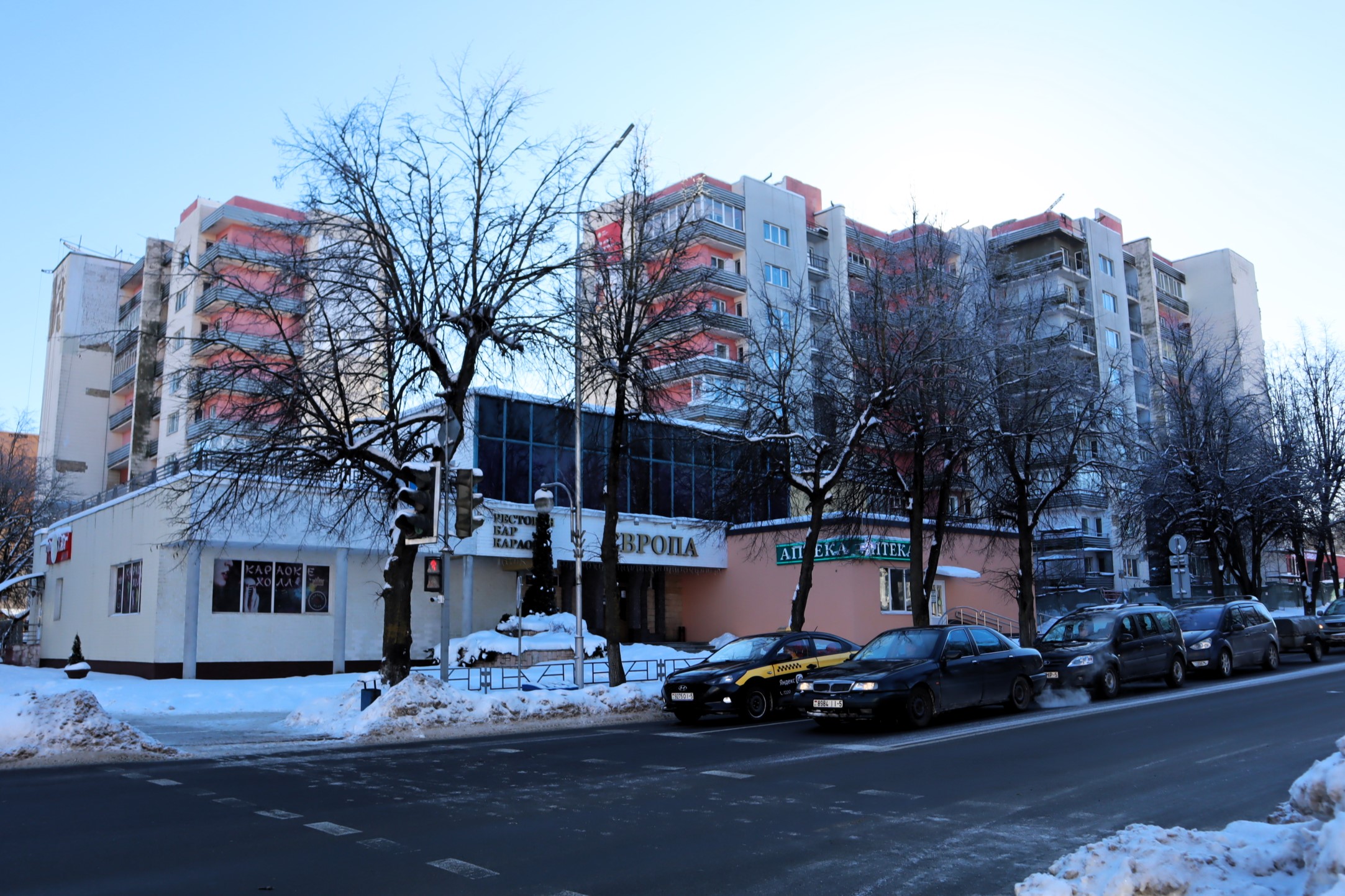 В мороз необычную девятиэтажку в Молодечно капитально ремонтируют изнутри