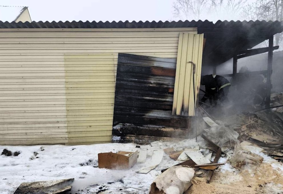В Сморгони горели сарай и отходы пиломатериалов