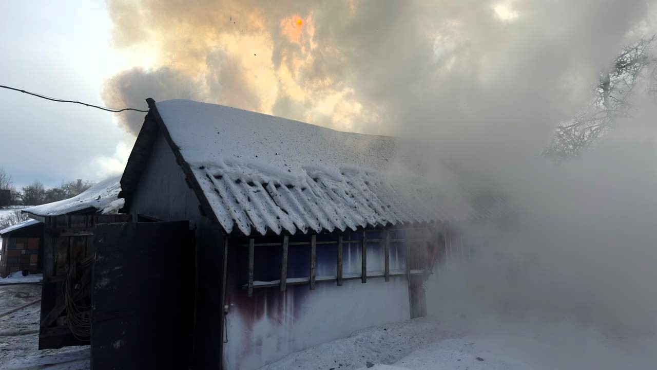 Огонь повредил крышу гаража в Глубоком
