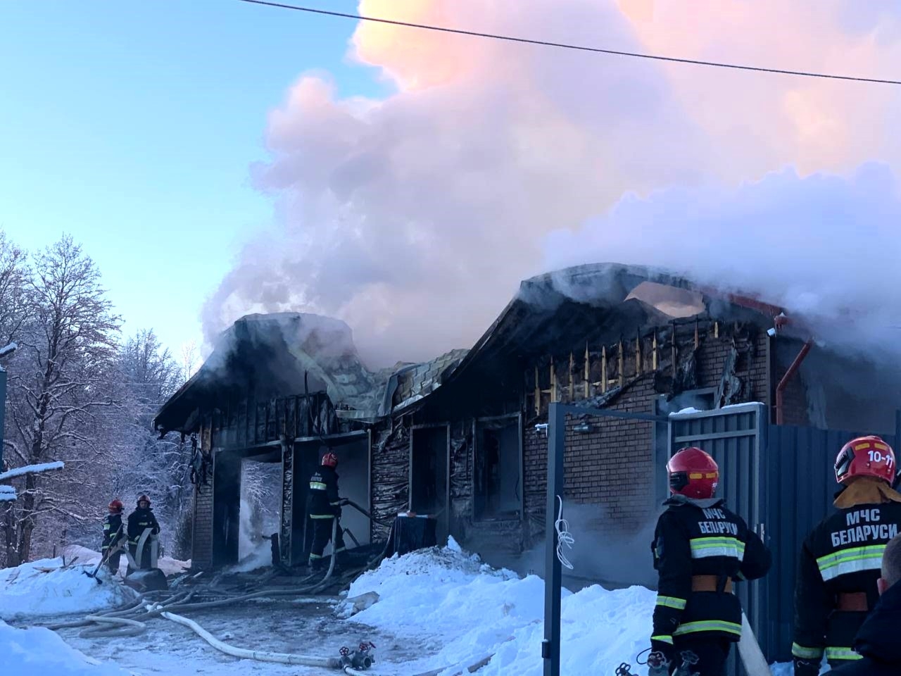 Крыша дома сгорела в деревне под Логойском