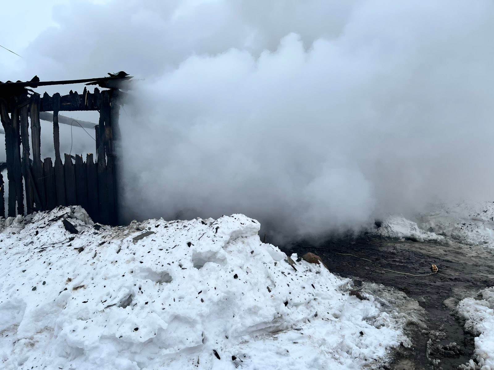 Гараж сгорел вместе с машиной в Глубокском районе
