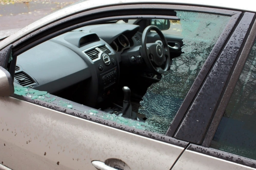 В деревне Молодечненского района двое жителей столицы хотели угнать автомобиль, но не смогли его завести