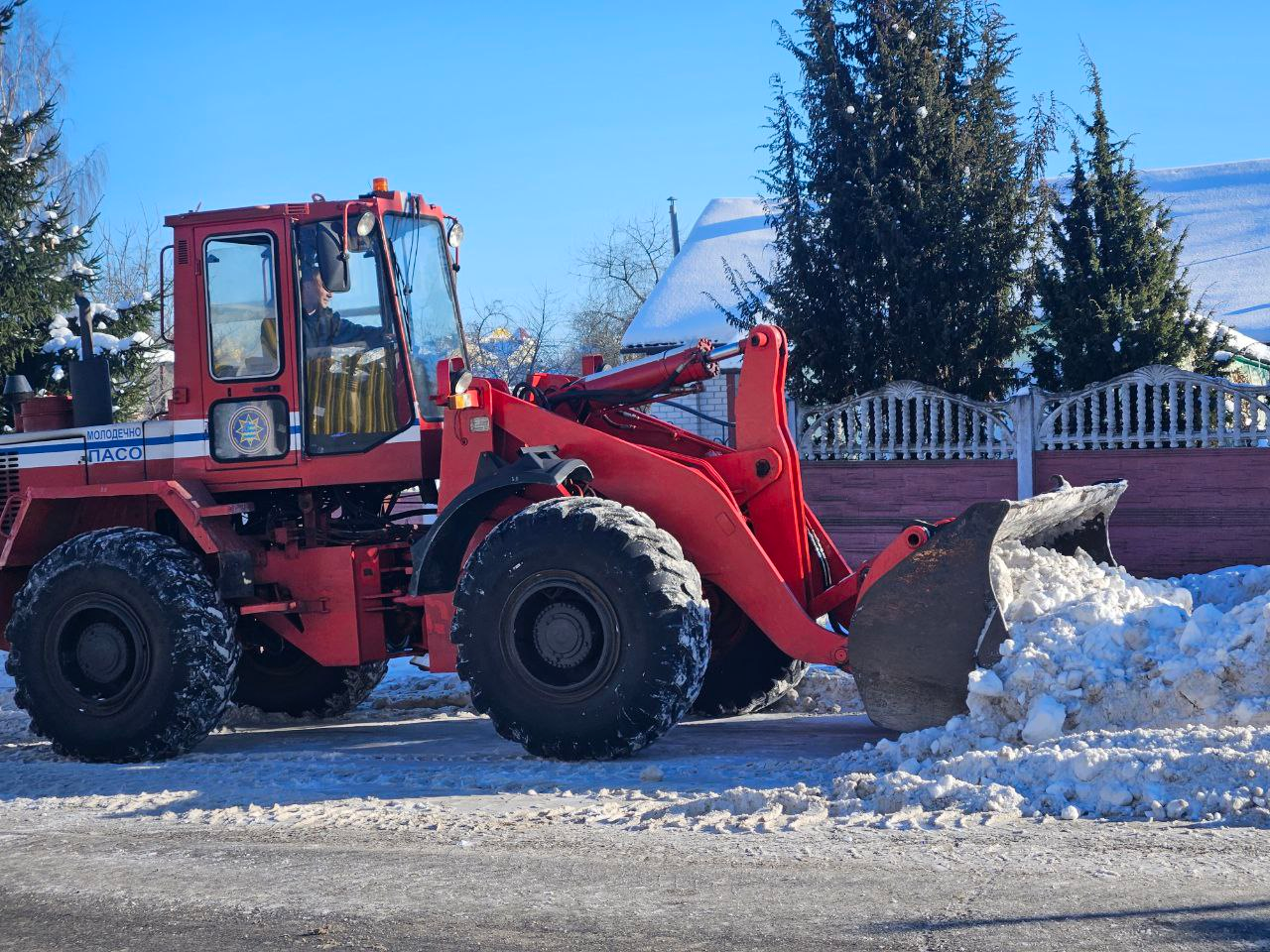 Количество вывезенного из Молодечно снега приближается к 10 тысячам