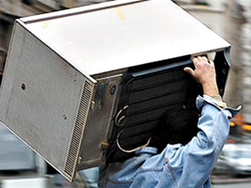 В Молодечно вор свободно проник в квартиру и похитил микроволновку