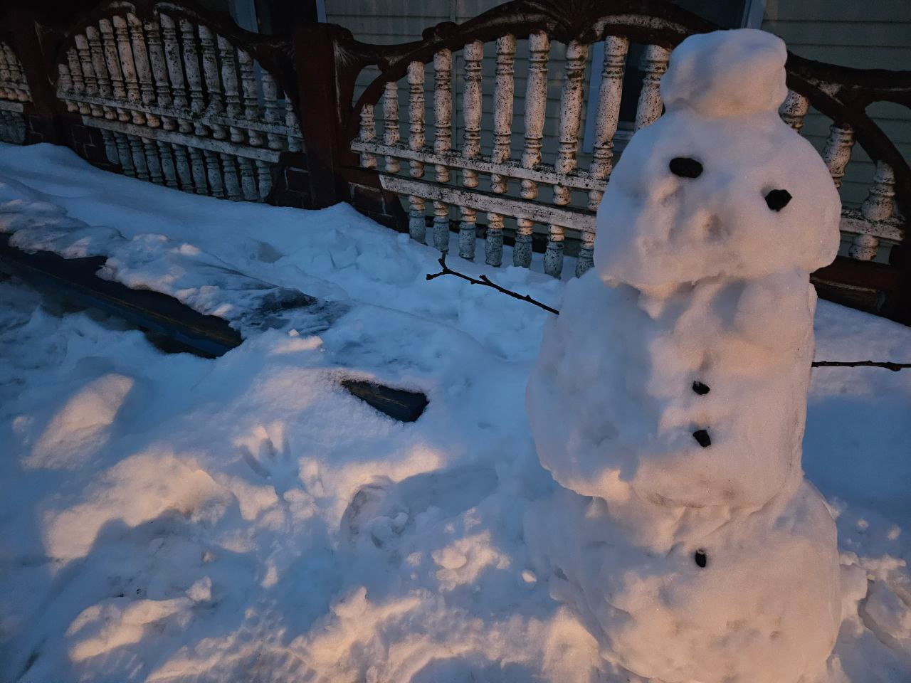 Жители Молодечно слепили из снега грустного горожанина и безбилетного пассажира