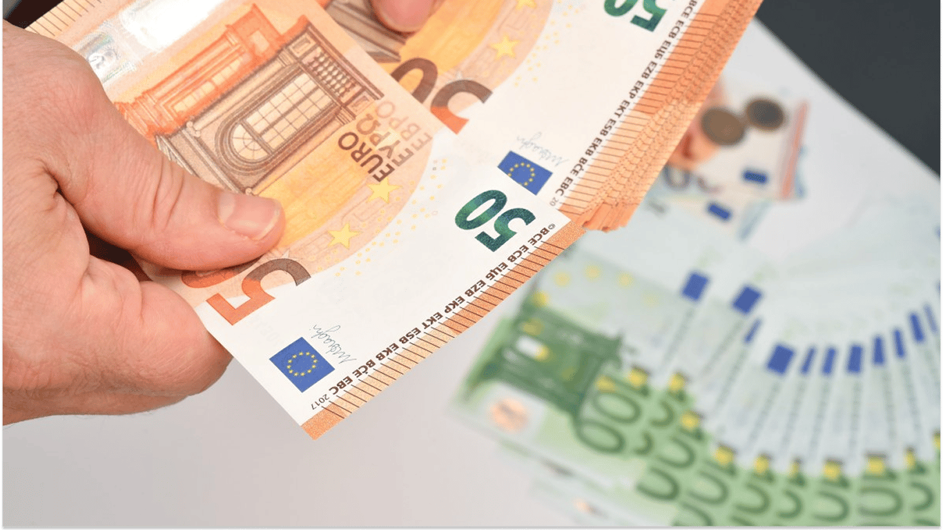 Пенсионерке предложили задекларировать 30 тысяч евро, она согласилась