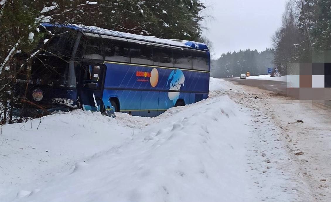 В Мядельском районе водитель Peugeot 406 выехал на встречку и врезался в автобус