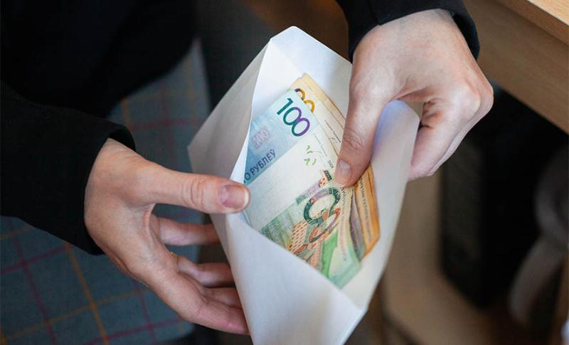 Директор госпредприятия за заключение договоров получил взятками более 25 тысяч рублей