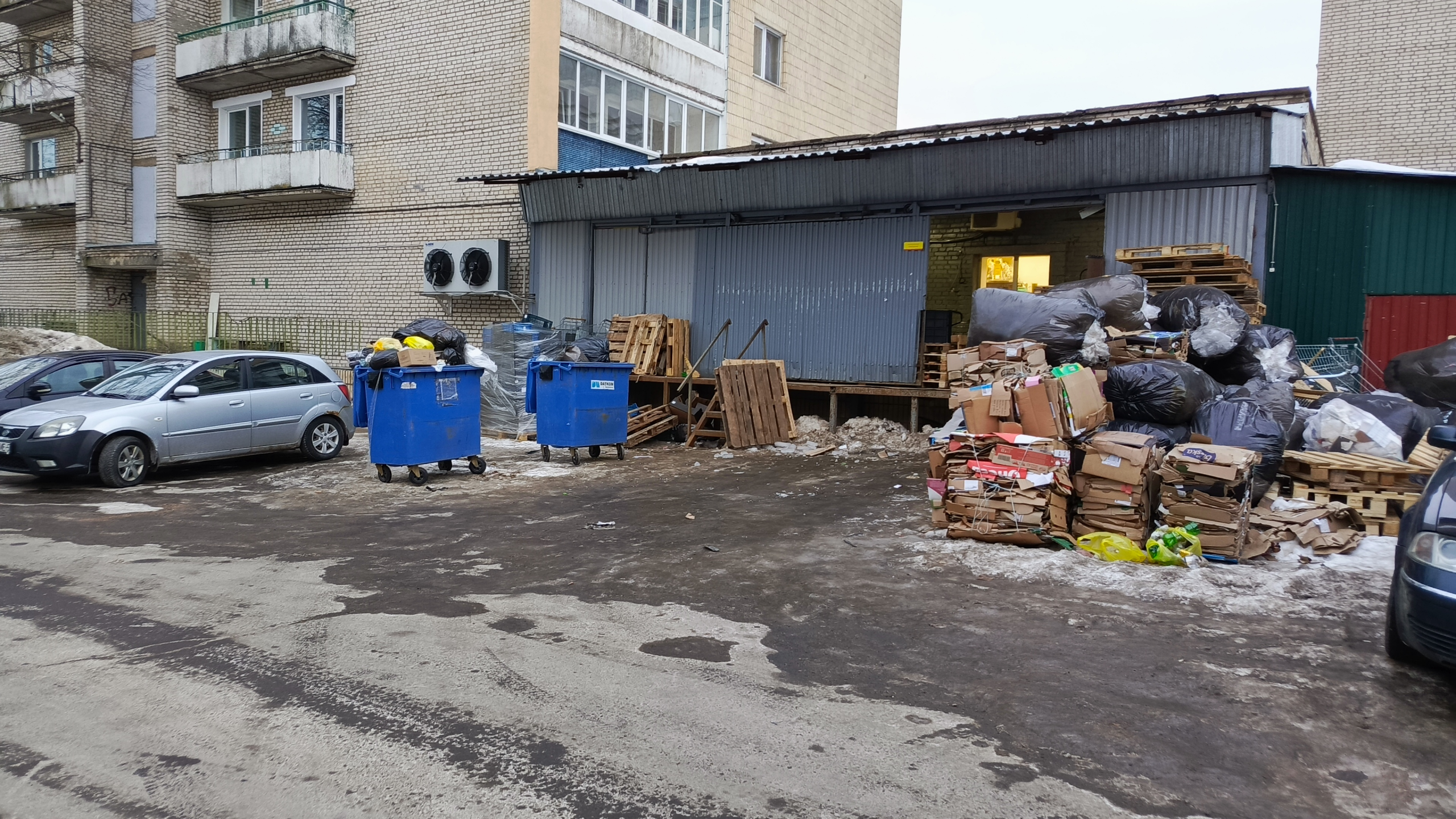 Житель Молодечно возмущён свалкой, которая выросла за магазинами