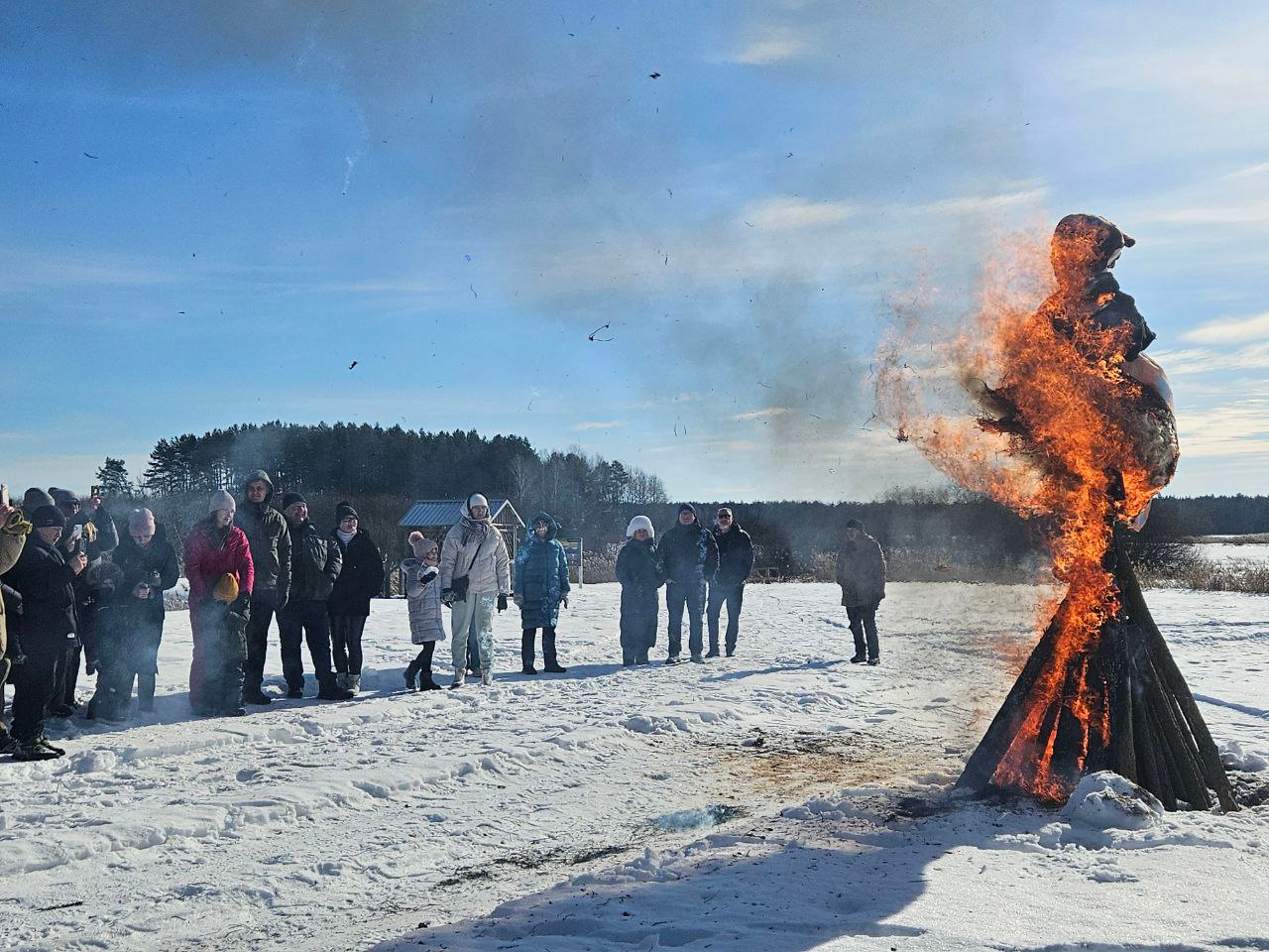 В лесу под Молодечно сожгли чучело и накормили гостей ухой и блинами