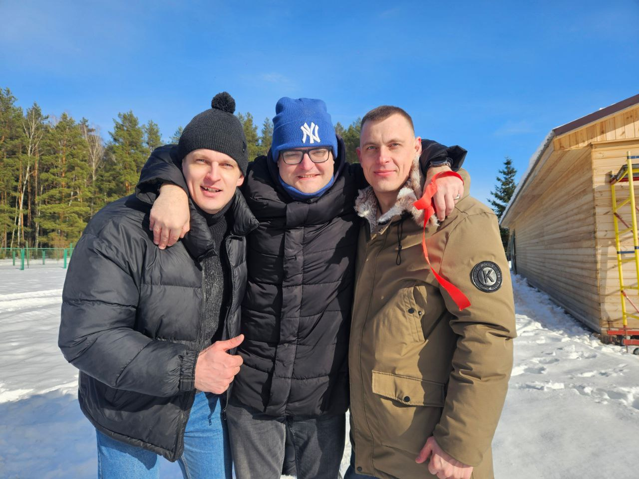 В Вередово забрать призы со скользкого столба смогли Игорь, Иван и Александр