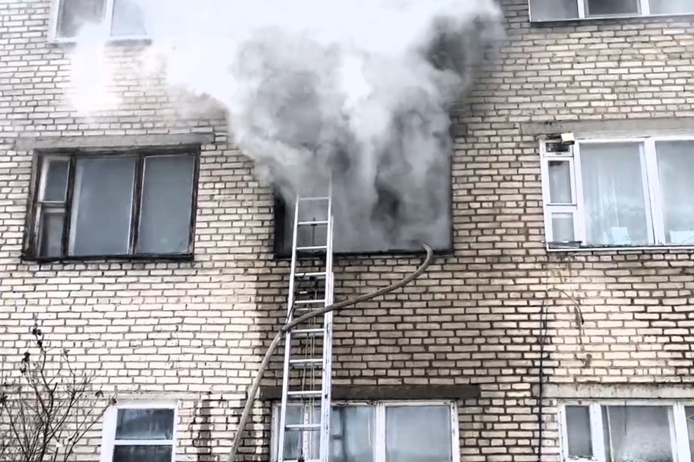 12 человек спасли из горящего общежития в Поставах