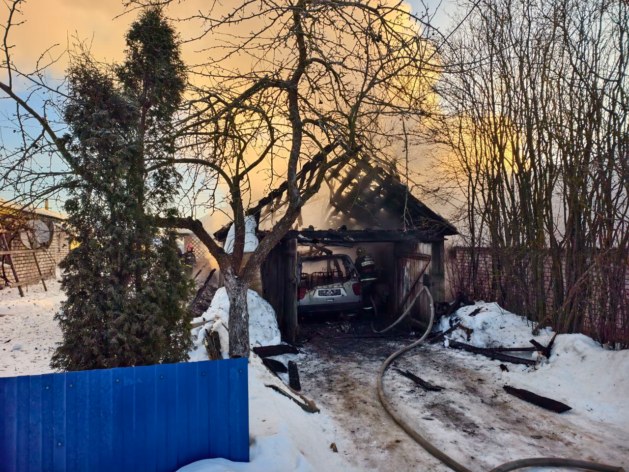 Легковушка и 2 мотоцикла сгорели в гараже в Глубокском районе