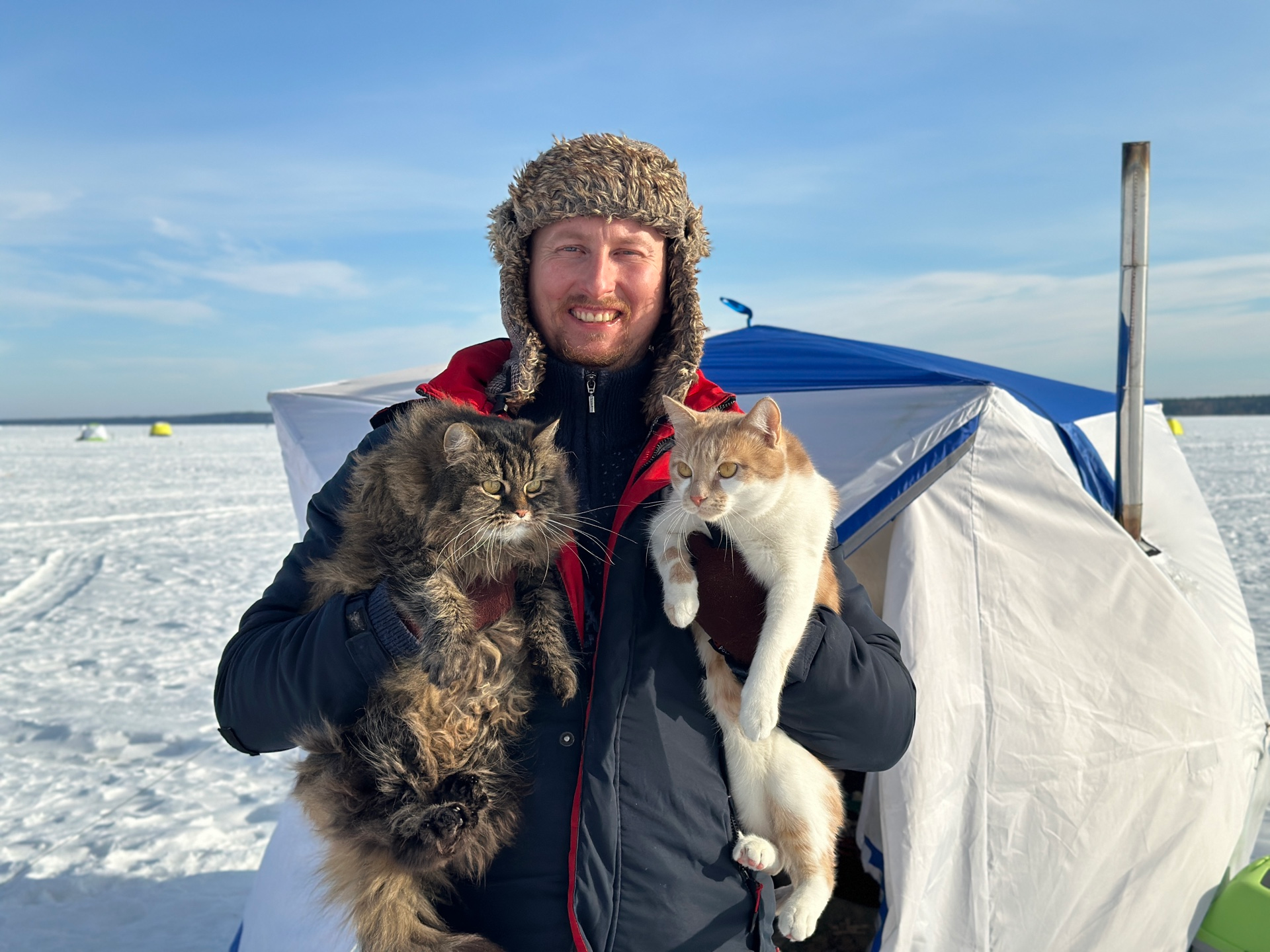 Минчанин Фёдор рыбачит на Вилейском водохранилище с котами Масей и Лео