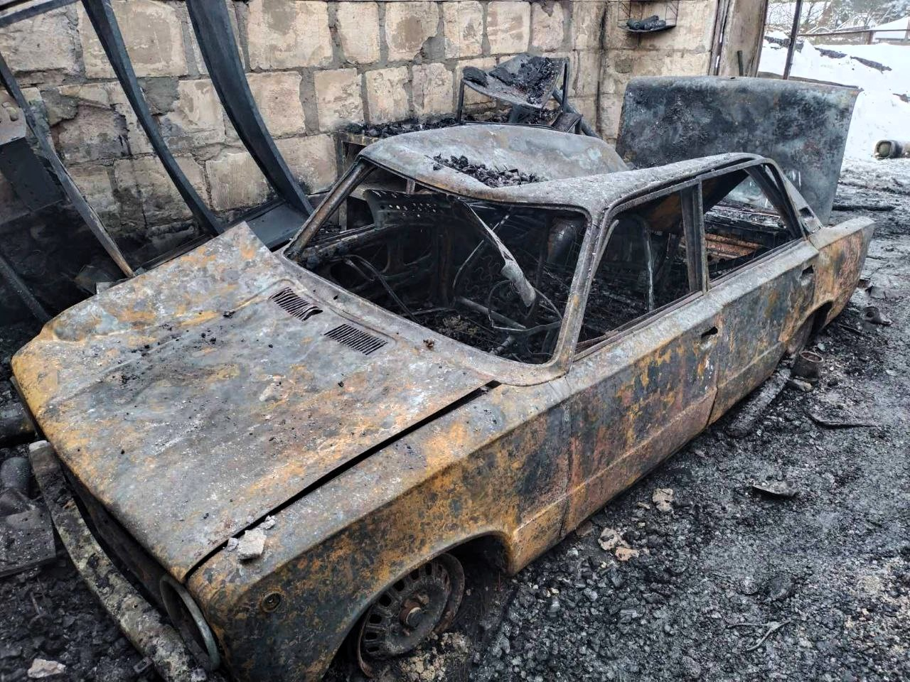 Жигули сгорели в Воложинском районе вместе с крышей гаража
