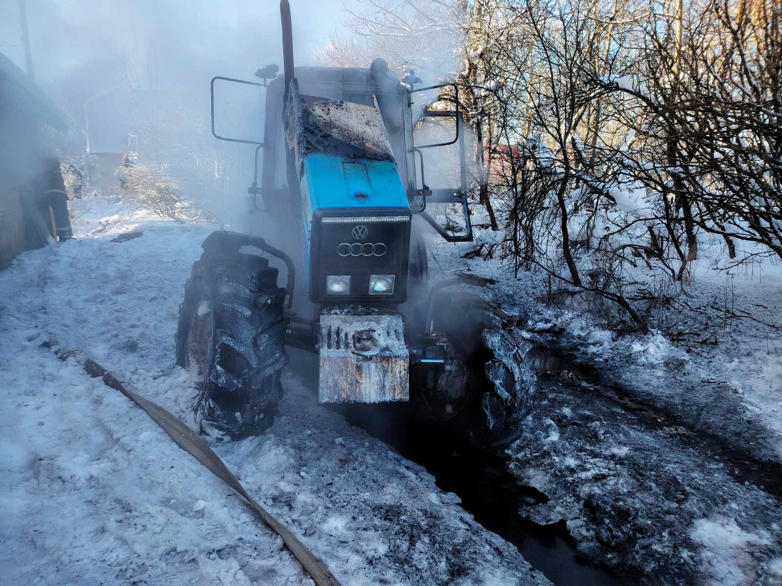Трактор с прицепом горел в Поставском районе
