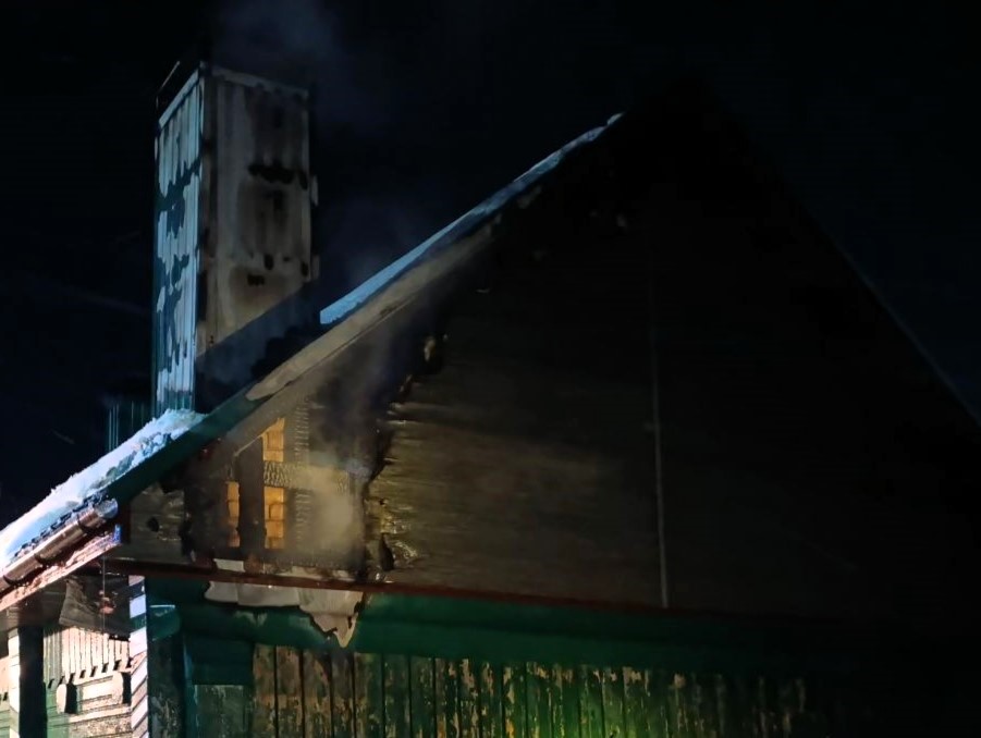 Огонь повредил потолок жилого дома в Вилейском районе