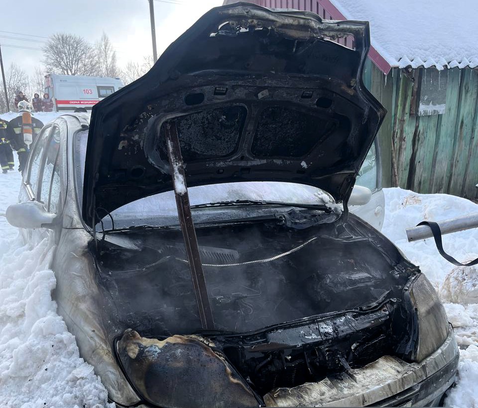 Легковушка «Рено» горела в Глубокском районе