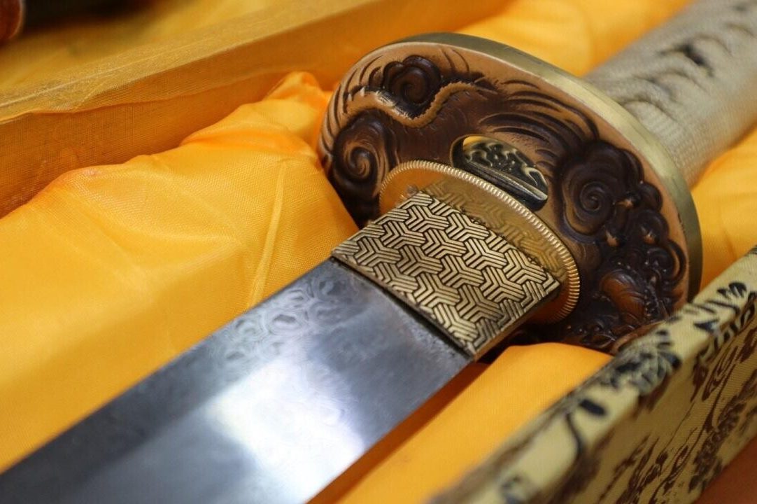 Таможня нашла японскую саблю в грузе текстиля и автозапчастей