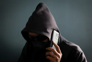 Родителям присылают фото ребёнка и требуют выкуп — новая уловка аферистов