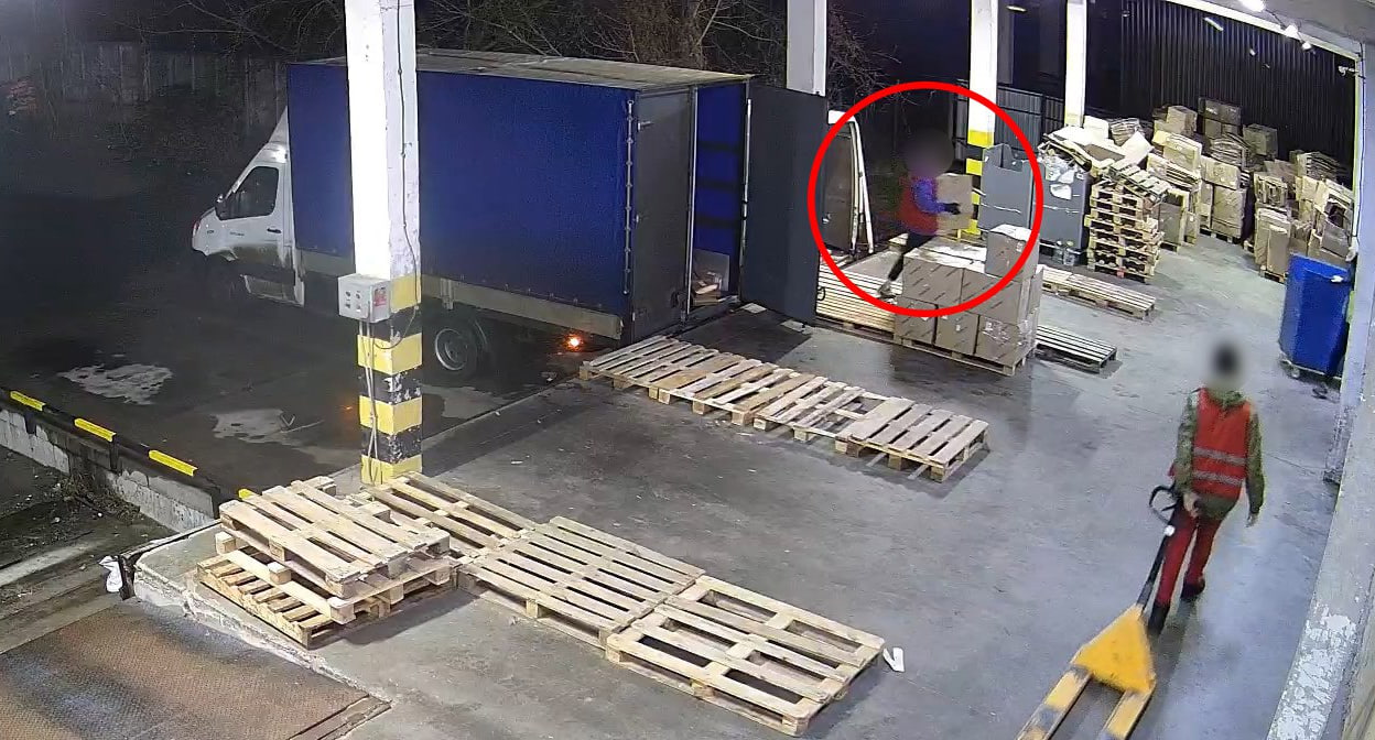 Водитель службы доставки присвоил чужой телевизор и боялся его включать