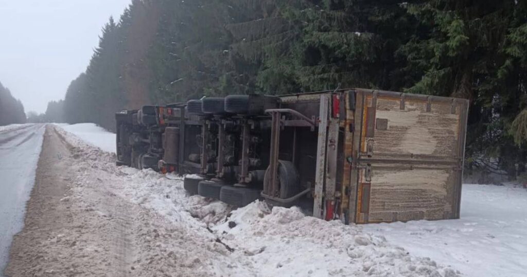 Фура перевернулась в Воложинском районе