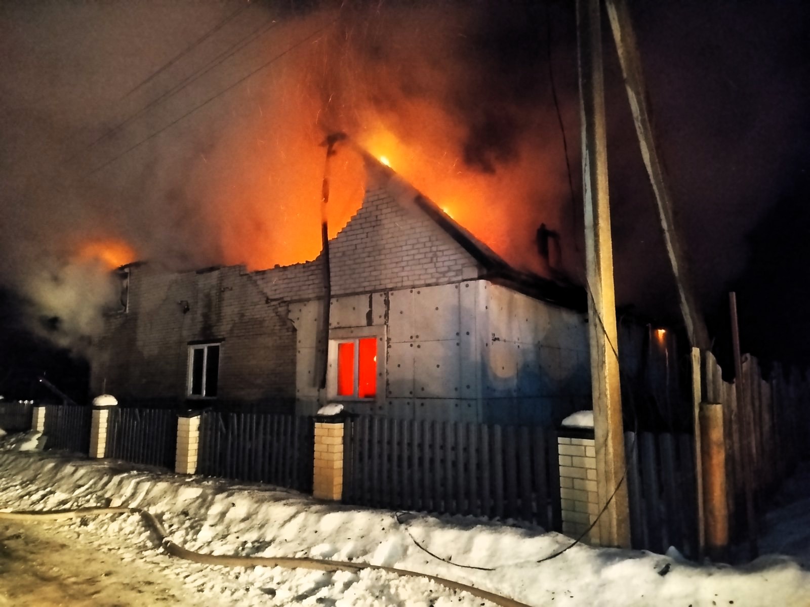 Жилой дом загорелся ночью в деревне под Поставами